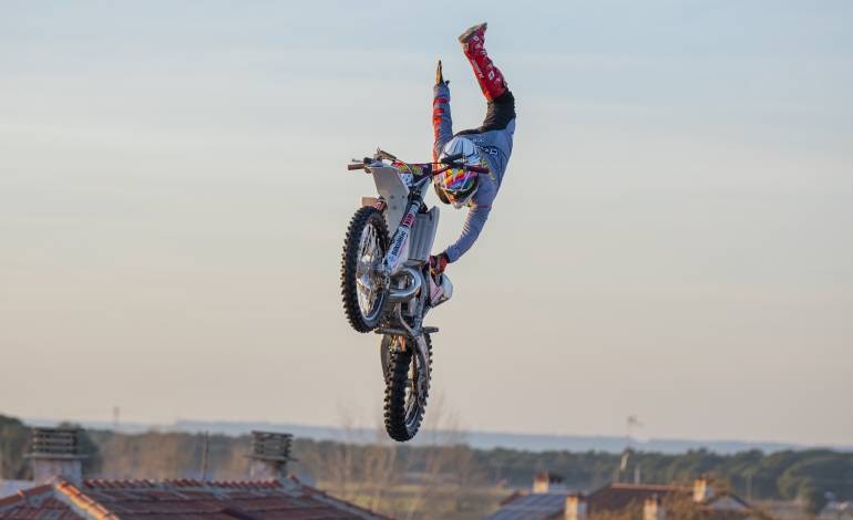 Pedro Moreno haciendo un salto en el aire.