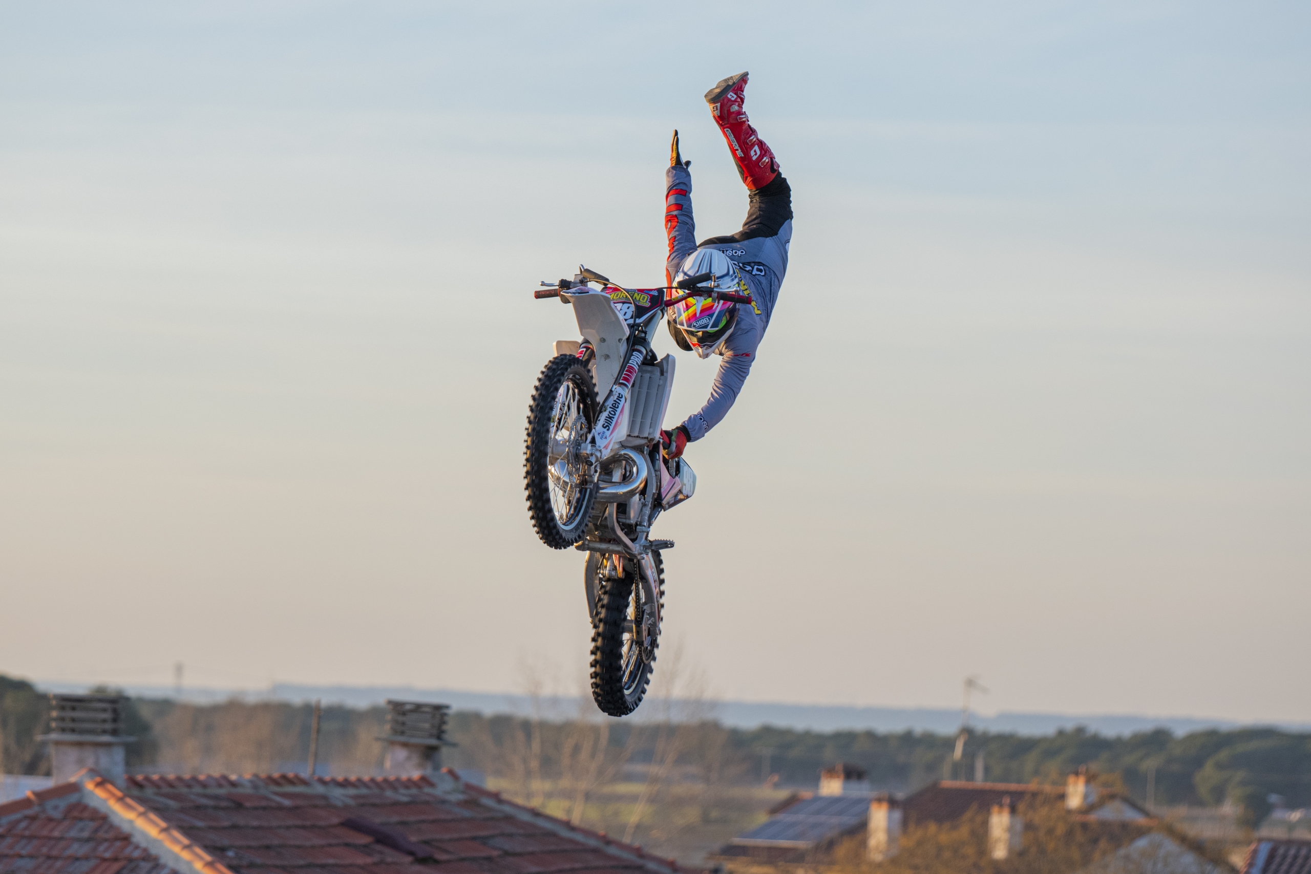 Pedro Moreno haciendo un salto en el aire.